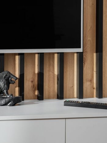 Moderná obývacia stena s dekoračným nástenným panelom. Nádherné nadčasové prevedenie sivá perla / dub artisan pôsobia príjemne.Obývacia stena sa otvára systémom push to open. Obsahuje vitrínu, panel a rtv stolík.Súčasťou je LED osvetlenie.Dodávame v demontovanom stave. 