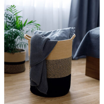 Pletený kôš Vidan 35x45 cm v prírodnej a čiernej farbe je elegantným doplnkom, ktorý prinesie do vášho interiéru moderný vzhľad. Tento okrúhly kôš je vyrobený z kvalitných materiálov, konkrétne z bavlny a polyesteru, čo mu dodáva pevnosť a odolnosť. S jeho rozmermi 35 cm na šírku a hĺbku…