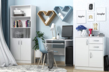 Klasická 4-dverová skriňa VILMA 4D2S je tvorená niekoľkými policami a 2-mi vešiakovými tyčami. Je vyrobená z kvalitnej LTD dosky, ktorá je ľahká na údržbu. Korpus skrine a takisto jej dvierka sú v obľúbenom farebnom prevedení biela.  K dispozícií máte 3 farebné prevedenia na výber. Na stredných dvierkach je vstavané veľké vertikálne zrkadlo.V spodnej časti skrine sú dve zásuvky. Pojazdy v zásuvkách sú kovové s plastovými koliečkami. Úchytky sú z plastu vo farbe alumínium oblého tvaru.Dodávame v demontovanom stave.