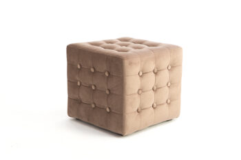 Elegantný a šmrncovný čalúnený taburet VINKA skvele zapadne do Vašej obývačky alebo spálne a vďaka nemu si oživíte interiér. Nádych elegancie mu dodáva ozdobné prešívanie.Taburet má pohodlný sedák vyplnený kvalitnou HR penou, ktorá zabezpečuje priedušnosť, elasticitu a maximálny komfort sedenia. Rám je vyrobený z kvalitnej LTD dosky. Sedadlo je potiahnuté kvalitnou látkou odolnou voči oderu a vyblednutiu v odtieni Monolith 37. Taburet je zo spodnej strany doplnený o nenápadné 2 cm nožičky.Rozmery:- šírka: 45 cm,- výška: 40 cm,- hĺbka: 45 cm.