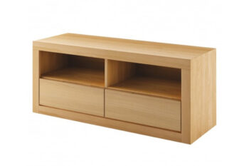 Výnimočný TV stolík RV401 zaujme nielen svojim moderným dizajnom, prepracovanými detailami ale aj použitými materiálmi. Osloví zástancov prírodných materiálov a teplých farieb, ktoré dodajú celej miestnosti ladnosť a štýlovosť. Stolík ponúka hornú dosku, na ktorú môžete položiť TV prijímač, prípadne nejaké dekoračné predmety či knihy ale aj otvorené poličky a 2 výsuvné šuplíky. Nábytok je navrhnutý s bezúchytovým systémom otvárania, ktorý nezasahuje do priestoru. Je vyrobený z kvalitného masívneho dreva vo farebnom prevedení prírodný buk. Viditeľnosť štruktúry dreva vytvára efektný vzor a spája viacero prírodných odtieňov masívu. Farba na zakúpenom výrobku môže mať preto odchylky od zobrazenia na fotografii. Rozmery (š/v/h): 120 x 50 x 41 cm. Dodávame zmontované.V našej ponuke nájdete aj ďalšie typy a rozmery TV stolíkov ako aj nábytku VIP. 