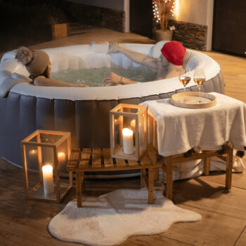 Drevený príručný stolík k vírivke Vireo Typ 3 v prírodnej farbe je ideálnym doplnkom pre vašu obývačku alebo relaxačnú zónu. Tento moderný stolík, vyrobený z lakovaného bambusu, ponúka nielen estetický vzhľad, ale aj praktickosť a funkčnosť. S rozmermi 60 cm na šírku, 30 cm na hĺbku a výšku, sa…