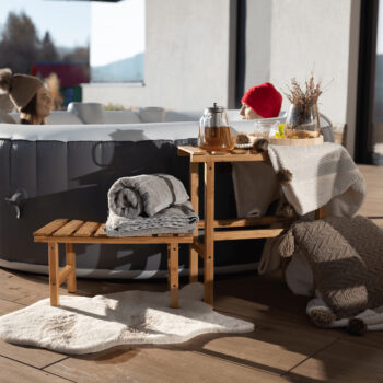 Drevený príručný stolík k vírivke Vireo Typ 3 v prírodnej farbe je ideálnym doplnkom pre vašu obývačku alebo relaxačnú zónu. Tento moderný stolík, vyrobený z lakovaného bambusu, ponúka nielen estetický vzhľad, ale aj praktickosť a funkčnosť. S rozmermi 60 cm na šírku, 30 cm na hĺbku a výšku, sa…