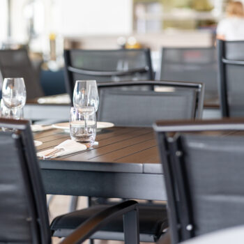 Oddych vo vlastnej záhrade je jedna s najpríjemnejších vecí, ktorú môžete zažívať každý deň letnej sezóny. Záhradná stolička VITA ponúka svoje služby, ktoré sa na túto príležitosť dokonale hodia. Je to stolička s hliníkovou konštrukciou (40x21x1,2 mm, 36x22x1,2 mm, 30x19x1,2 mm)…