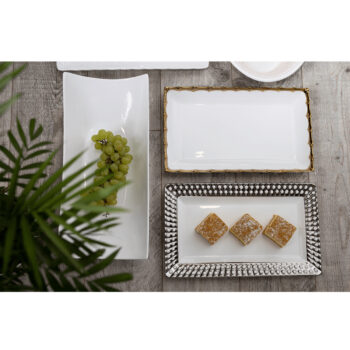 Predstavujeme vám elegantný servírovací tanier Vitalis v kombinácii bielej a striebornej farby, ktorý je ideálnym doplnkom pre každú modernú domácnosť. Tento tanier je vyrobený z kvalitnej dolomitovej keramiky, ktorá zaručuje jeho dlhú životnosť a odolnosť voči poškodeniu.