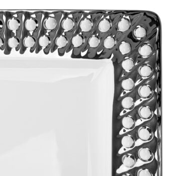 Predstavujeme vám elegantný servírovací tanier Vitalis v kombinácii bielej a striebornej farby, ktorý je ideálnym doplnkom pre každú modernú domácnosť. Tento tanier je vyrobený z kvalitnej dolomitovej keramiky, ktorá zaručuje jeho dlhú životnosť a odolnosť voči poškodeniu.