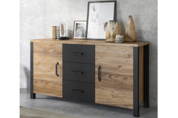 Obývací sektor VITTO to je kombinácia geometrických tvarov, zaujímavých detailov a farieb, ktoré Vám zabezpečia jedinečnú atmosféru industriálneho štýlu. Stavte na rozmanitú kolekciu nábytku a vytvorte si jedinečný interiér.Súčasťou sektoru VITTO je kombinovaná nízká komoda 26. Komoda má v strede tri šuplíky a po bokoch otváravé dvierka s úložnou policou. Komoda je vyrobená z veľmi kvalitného LTD materiálu.Komodu ponúkame v zaujímavom farebnom prevedení smrek appenzeller/čierny mat. Má elegantné úchytky čiernej farby.Rozmery:- šírka: 147 cm,- výška: 79 cm,- hĺbka: 43 cm.Dodávame v demonte, pričom montáž je veľmi jednoduchá.
