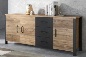 Obývací sektor VITTO to je kombinácia geometrických tvarov, zaujímavých detailov a farieb, ktoré Vám zabezpečia jedinečnú atmosféru industriálneho štýlu. Stavte na rozmanitú kolekciu nábytku a vytvorte si jedinečný interiér.Súčasťou sektoru VITTO je široká kombinovaná komoda 47. Komoda má v ľavej časti dve otváravé dvierka s dvoma úložnými policami. V pravej časti má tri šuplíky a otváravé dvierka s úložnou policou. Komoda je vyrobená z veľmi kvalitného LTD materiálu.Komodu ponúkame v zaujímavom farebnom prevedení smrek appenzeller/čierny mat. Má elegantné úchytky čiernej farby.Rozmery:- šírka: 192 cm,- výška: 79 cm,- hĺbka: 43 cm.Dodávame v demonte, pričom montáž je veľmi jednoduchá.