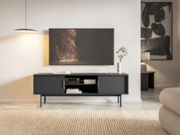 TV stolík Vivala v elegantnej čiernej farbe je ideálnym doplnkom pre moderné interiéry. Tento kus nábytku od značky KONDELA ponúka nielen štýlový vzhľad, ale aj praktické využitie. S rozmermi 154 cm na šírku, 39 cm na hĺbku a výškou 53,5 cm poskytuje dostatok…