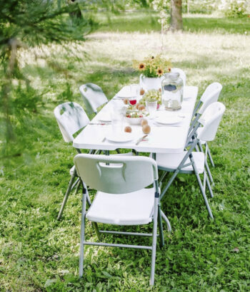 Cateringový skladací stôl VIVAS 244x75 cm je ako stvorený pre záhradné pikniky a odštartovanie grilovacej sezóny. S radosťou Vám spríjemní chvíle s rodinou a priateľmi počas horúcich letných dní a večerov. Jeho rozmery sú (ŠxHxV): 244x75x74 cm. Pracovná doska je vyrobená z kvalitného…