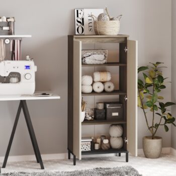 Komoda VERA 2 - Elegantná všestrannosť pre Vašu domácnosťPredstavujeme Vám komodu VERA 2, ktorá prináša kombináciu elegancie a všestrannosti do Vášho interiéru. Táto univerzálna komoda je ideálnym doplnkom pre obývačku, predsieň či kúpeľňu, poskytujúc praktické úložné riešenie pre rôzne priestory.Komoda je vytvorená z kvalitných materiálov, ako je LTD drevo a kov, spolu s melamínovým povrchom pre dlhotrvajúcu odolnosť a krásu. Dizajn zahŕňa kombináciu hnedých a čiernych tónov, čím dodáva VERA 2 sofistikovaný vzhľad, ktorý osvieži akýkoľvek interiér.S rozmernými 133.6 x 60 x 31.6 cm sa stane komoda VERA 2 dominantným prvkom priestoru. Jej štýlový prevedenie v hnedo-čiernej farbe pridáva eleganciu a kontrast do vášho interiéru.Táto viacúčelová komoda je vybavená 2 dverami, za ktorými sa skrýva dostatok úložného priestoru s 3 poličkami. Bez ohľadu na to, či potrebujete uskladniť knihy, dekorácie alebo každodenné potreby, komoda VERA 2 je pre to ideálna.Melamínový povrch zaručuje dlhotrvajúcu kvalitu a odolnosť komody voči opotrebeniu. Je to investícia do nábytku, ktorý bude slúžiť po mnoho rokov.S komodou VERA 2 získate nielen praktický úložný priestor, ale aj štýlový prvok pre váš interiér. Objednajte si ju ešte dnes a doprajte svojmu domovu dávku elegancie a funkčnosti.Produkt dodávame v demonte.