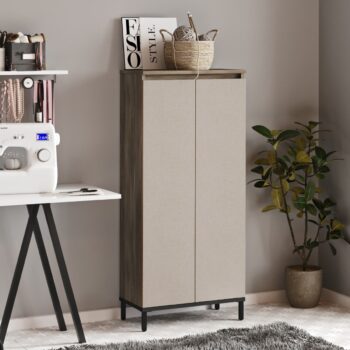 Komoda VERA 2 - Elegantná všestrannosť pre Vašu domácnosťPredstavujeme Vám komodu VERA 2, ktorá prináša kombináciu elegancie a všestrannosti do Vášho interiéru. Táto univerzálna komoda je ideálnym doplnkom pre obývačku, predsieň či kúpeľňu, poskytujúc praktické úložné riešenie pre rôzne priestory.Komoda je vytvorená z kvalitných materiálov, ako je LTD drevo a kov, spolu s melamínovým povrchom pre dlhotrvajúcu odolnosť a krásu. Dizajn zahŕňa kombináciu hnedých a čiernych tónov, čím dodáva VERA 2 sofistikovaný vzhľad, ktorý osvieži akýkoľvek interiér.S rozmernými 133.6 x 60 x 31.6 cm sa stane komoda VERA 2 dominantným prvkom priestoru. Jej štýlový prevedenie v hnedo-čiernej farbe pridáva eleganciu a kontrast do vášho interiéru.Táto viacúčelová komoda je vybavená 2 dverami, za ktorými sa skrýva dostatok úložného priestoru s 3 poličkami. Bez ohľadu na to, či potrebujete uskladniť knihy, dekorácie alebo každodenné potreby, komoda VERA 2 je pre to ideálna.Melamínový povrch zaručuje dlhotrvajúcu kvalitu a odolnosť komody voči opotrebeniu. Je to investícia do nábytku, ktorý bude slúžiť po mnoho rokov.S komodou VERA 2 získate nielen praktický úložný priestor, ale aj štýlový prvok pre váš interiér. Objednajte si ju ešte dnes a doprajte svojmu domovu dávku elegancie a funkčnosti.Produkt dodávame v demonte.