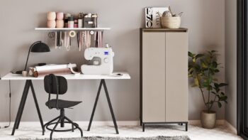 Komoda VERA 2 - Elegantná všestrannosť pre Vašu domácnosťPredstavujeme Vám komodu VERA 2, ktorá prináša kombináciu elegancie a všestrannosti do Vášho interiéru. Táto univerzálna komoda je ideálnym doplnkom pre obývačku, predsieň či kúpeľňu, poskytujúc praktické úložné riešenie pre rôzne priestory.Komoda je vytvorená z kvalitných materiálov, ako je LTD drevo a kov, spolu s melamínovým povrchom pre dlhotrvajúcu odolnosť a krásu. Dizajn zahŕňa kombináciu hnedých a čiernych tónov, čím dodáva VERA 2 sofistikovaný vzhľad, ktorý osvieži akýkoľvek interiér.S rozmernými 133.6 x 60 x 31.6 cm sa stane komoda VERA 2 dominantným prvkom priestoru. Jej štýlový prevedenie v hnedo-čiernej farbe pridáva eleganciu a kontrast do vášho interiéru.Táto viacúčelová komoda je vybavená 2 dverami, za ktorými sa skrýva dostatok úložného priestoru s 3 poličkami. Bez ohľadu na to, či potrebujete uskladniť knihy, dekorácie alebo každodenné potreby, komoda VERA 2 je pre to ideálna.Melamínový povrch zaručuje dlhotrvajúcu kvalitu a odolnosť komody voči opotrebeniu. Je to investícia do nábytku, ktorý bude slúžiť po mnoho rokov.S komodou VERA 2 získate nielen praktický úložný priestor, ale aj štýlový prvok pre váš interiér. Objednajte si ju ešte dnes a doprajte svojmu domovu dávku elegancie a funkčnosti.Produkt dodávame v demonte.