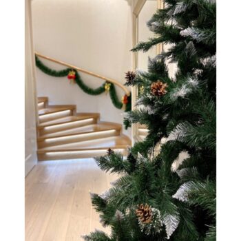 Vianočný stromček s imitáciou snehu na vetvičkách s výškou 220 cm