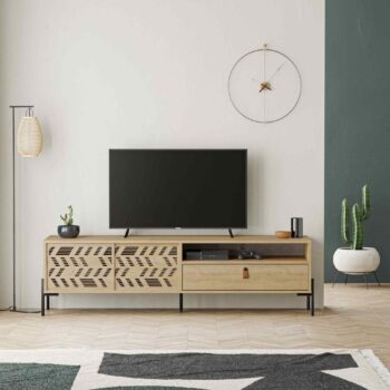 TV stolík GALA: Retro dotyk do vašej obývačky Názov produktu: GALA Typ tovaru: TV stolík ideálny pre vašu obývaciu izbu. Tento kúsok nepochybne zaujme svojim vintage a retro štýlom, ktorý vdýchne vášmu interiéru jedinečný charakter. Materiál: Skvele kombinuje melamín, VT laminát a ďalšie kvalitné materiály s kovom a MDF, čo mu dodáva pevnosť a dlhú životnosť. Rozmery: 48.6 x 170 x 45 cm, čo zaručuje dostatok miesta pre vašu televíziu aj ďalšie multimediálne zariadenia. Farba: Elegantný odtieň duba, ktorý ľahko zapadne do väčšiny interiérov. Vybavenie : Praktická regálka na uloženie vašich obľúbených kníh či dekorácií a jedna zásuvka na skladovanie ovládačov, DVD alebo iných drobností. Dizajnové detaily: Stolík vyniká nielen svojim obdĺžnikovým a rovným tvarom, ale aj hrúbkou materiálu 18mm. Ako zvláštny bonus prináša laserom vypaľované vzory, ktoré z neho robia skutočný dizajnový klenot.  Obdĺžnikový, rovný Hrúbka materiálu: 18mm  Zvoľte GALA a doprajte svojej obývačke kúsok retro kúzla! >