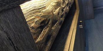 Moderná zostava do obývačka INDIE v odtieni jaseň tmavý. Nábytok sa vyznačuje natradičnou úpravou povrchu a zaujímavými detailmi. Materiál kvalitné lamino.  Úchyty majú odtieň aluminium. Možnosť dokúpiť LED osvetlenie.Zostava obsahuje (š/h/v):- komodu 76 x 42 x 127 cm- vitrínu 56 x 42 x 192 cm- skrinku pod TV 137 x 42 x 53 cm- policu 120 x 18 x 32 cmSektorový nábytok INDIE je navrhnutý v nestarnúcom vintage štýle. Jedinečný vzhľad nábytku vnesie do miestnosti nezameniteľnú atmosféru. V ponuke aj 25 jednotlivých elementov, vďaka ktorým si môžete zariadiť útulnú obývačku, jedáleň či dokonca pracovňu. Na výber 4 farebné prevedenia. Dodávame v demonte