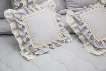 Vintage svetlosivý prehoz v romantickom štýle Šírka: 200 cm | Dĺžka: 220 cm Šírka: 200 cm | Dĺžka: 220 cm