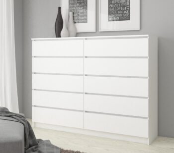 Komoda FREEZ160: Elegancia v bielej farbe pre váš domov Dizajn a typ: FREEZ160 je vysoká komoda a skrinka kombinujúca praktickosť s estetikou, ideálna pre moderné interiéry. Materiál: Vyrobené z kvalitného LTD, FREEZ160 zaisťuje dlhodobú odolnosť a štýl, ktorý vydrží. < strong>Rozmery: S rozmermi 121 x 160 x 40 cm táto komoda poskytuje bohatý úložný priestor bez toho, aby zbytočne zaberala miesto vo vašej miestnosti. Farba: Čistá < strong>biela farba dodáva FREEZ160 jemnú a sviežu atmosféru, ktorá oživí každý interiér. Vybavenie: Oprečená 6 zásuvkami a ďalšími úložnými priestormi , je FREEZ160 ideálny pre organizáciu a uskladnenie rôznych predmetov. Odporúčané použitie:  Spálňa: Skvelý spôsob, ako uchovávať oblečenie, bielizeň alebo posteľnú bielizeň. < li>Obývacia izba: Uložte si svoje knihy, časopisy, dekorácie a ďalšie potrebné veci.