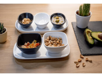 Predstavujeme vám elegantnú servírovaciu misku na podnose Wala, ktorá je ideálnym doplnkom pre každú modernú domácnosť. Tento set obsahuje tri kusy misiek, ktoré sú vyrobené z kvalitnej dolomitovej keramiky, čo zaručuje ich dlhú životnosť a odolnosť. Misky sú navrhnuté…