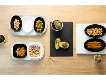 Predstavujeme vám elegantnú servírovaciu misku na podnose Wala, ktorá je ideálnym doplnkom pre každú modernú domácnosť. Tento set obsahuje tri kusy misiek, ktoré sú vyrobené z kvalitnej dolomitovej keramiky, čo zaručuje ich dlhú životnosť a odolnosť. Misky sú navrhnuté…