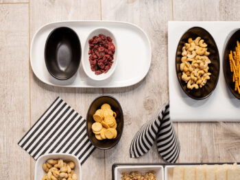 Predstavujeme vám elegantnú servírovaciu misku na podnose Wala, ktorá je ideálnym doplnkom pre každú modernú domácnosť. Tento set obsahuje tri kusy misiek, ktoré sú vyrobené z kvalitnej dolomitovej keramiky, čo zaručuje ich dlhú životnosť a odolnosť. Misky sú navrhnuté…