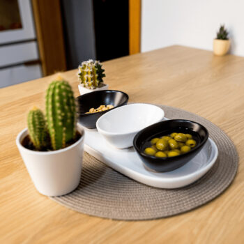 Predstavujeme vám elegantnú servírovaciu misku na podnose Wala, ktorá je ideálnym doplnkom pre každú modernú domácnosť. Tento set obsahuje tri kusy misiek, ktoré sú vyrobené z kvalitnej dolomitovej keramiky, čo zaručuje ich dlhú životnosť a odolnosť. Misky sú navrhnuté…