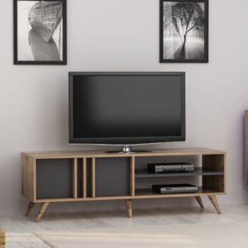TV stolík WEST – Moderný a praktický doplnok do vašej obývačkyTV stolík WEST kombinuje elegantný dizajn a funkčnosť. Vďaka plným dvierkam a regálku poskytuje dostatok priestoru na uloženie elektroniky, káblov alebo ďalších doplnkov. Farebná kombinácia ciragan a antracitu dodáva stolíku moderný vzhľad, ktorý perfektne zapadne do každej obývacej izby. >Hlavné vlastnosti produktu:Typ tovaru: TV stolíkVhodné do miestnosti: Obývacia izbaMateriál: Melamín, VT laminátRozmery: 48 x 150 x 35 cmFarba: Ciragan + antracitVybavenie: Plné dvierka a regálokPočet dvierok: 2Hrúbka materiálu: 18 mmDodatočné informácie: Dodávame v demonteTV stolík WEST je vyrobený z kvalitných materiálov, ktoré zaisťujú dlhú životnosť a ľahkú údržbu. Jeho praktické usporiadanie a moderný dizajn z neho robí ideálnu voľbu pre každú domácnosť. /p>