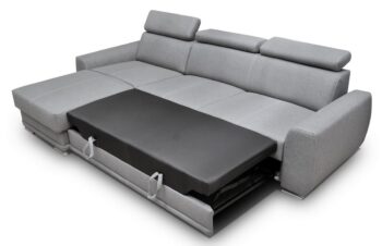 Štýlová rohová sedacia súprava WOMEN MINI poteší milovníkov elegancie a moderného dizajnu. Zaujme nie len svojim vzhľadom, ale tiež praktickými funkciami vo forme rozkladu a úložného priestoru. Rozklad pomocou automatu uľahčí používanie pri príležitostnom spaní. Komfort pri sedení Vám zaručí vlnovcová pružina spolu s vysokoelastickou PUR penou v sedáku a tiež polohovacie záhlavníky. Sedačka stojí na moderných kovových nožičkách.Orientácia rohu: ľavéFarebné prevedenie: smaragdovo zelená látka Element 20Rozmery: (š/v/h) 272 x 80 x 173 cmSpacia plocha: 225 x 130 cmDodávame v rozloženom stave. 