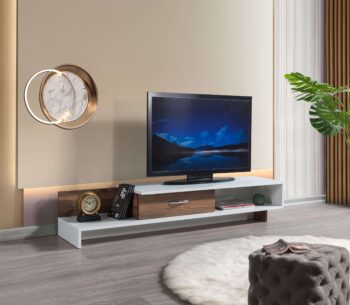 Predstavujeme WRAPS, TV stolík, ktorý prináša do vašej obývačky kombináciu moderného dizajnu a funkčnosti. Tento elegantný nábytok v spojení bielej a orechovej farby je navrhnutý tak, aby poskytoval estetické a praktické riešenie pre vaše multimediálne zariadenia a ďalšie potreby.Detailné špecifikácieTyp tovaru: TV stolíkMateriál: Kvalitná LTD s hrúbkou materiálu 18 mm, zaisťujúca odolnosť a dlhú životnosť.Rozmery: 161.8 x 30.6 x 39 cm, ideálny pre moderné obývacie priestory.Farba: Elegantná kombinácia bielej a orechovej, ktorá dodáva priestoru moderný a príjemný vzhľad.Vybavenie: Regálka a skrinka, poskytujúca dostatok úložného priestoru pre elektroniku, knihy alebo dekorácie.Dodatočné informácie: Produkt je dodávaný v demontovanom stave, čo uľahčuje transport a montáž.TV stolík WRAPS je ideálnou voľbou pre tých, ktorí hľadajú moderný a funkčný nábytok s elegantným vzhľadom. Jeho kombinácia bielej a orechovej farby a minimalistický dizajn prinášajú do vášho domova sviežosť a moderný štýl, zatiaľ čo poskytujú dostatok úložného priestoru pre všetky vaše potreby.