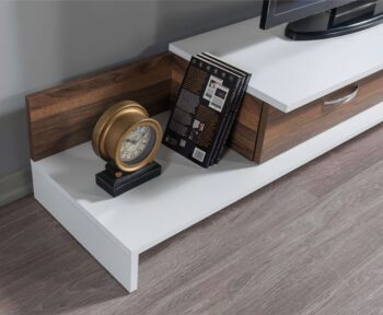 Predstavujeme WRAPS, TV stolík, ktorý prináša do vašej obývačky kombináciu moderného dizajnu a funkčnosti. Tento elegantný nábytok v spojení bielej a orechovej farby je navrhnutý tak, aby poskytoval estetické a praktické riešenie pre vaše multimediálne zariadenia a ďalšie potreby.Detailné špecifikácieTyp tovaru: TV stolíkMateriál: Kvalitná LTD s hrúbkou materiálu 18 mm, zaisťujúca odolnosť a dlhú životnosť.Rozmery: 161.8 x 30.6 x 39 cm, ideálny pre moderné obývacie priestory.Farba: Elegantná kombinácia bielej a orechovej, ktorá dodáva priestoru moderný a príjemný vzhľad.Vybavenie: Regálka a skrinka, poskytujúca dostatok úložného priestoru pre elektroniku, knihy alebo dekorácie.Dodatočné informácie: Produkt je dodávaný v demontovanom stave, čo uľahčuje transport a montáž.TV stolík WRAPS je ideálnou voľbou pre tých, ktorí hľadajú moderný a funkčný nábytok s elegantným vzhľadom. Jeho kombinácia bielej a orechovej farby a minimalistický dizajn prinášajú do vášho domova sviežosť a moderný štýl, zatiaľ čo poskytujú dostatok úložného priestoru pre všetky vaše potreby.