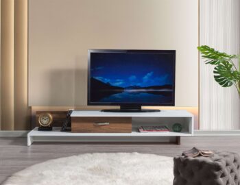 Predstavujeme WRAPS, TV stolík, ktorý prináša do vašej obývačky kombináciu moderného dizajnu a funkčnosti. Tento elegantný nábytok v spojení bielej a orechovej farby je navrhnutý tak, aby poskytoval estetické a praktické riešenie pre vaše multimediálne zariadenia a ďalšie potreby.Detailné špecifikácieTyp tovaru: TV stolíkMateriál: Kvalitná LTD s hrúbkou materiálu 18 mm, zaisťujúca odolnosť a dlhú životnosť.Rozmery: 161.8 x 30.6 x 39 cm, ideálny pre moderné obývacie priestory.Farba: Elegantná kombinácia bielej a orechovej, ktorá dodáva priestoru moderný a príjemný vzhľad.Vybavenie: Regálka a skrinka, poskytujúca dostatok úložného priestoru pre elektroniku, knihy alebo dekorácie.Dodatočné informácie: Produkt je dodávaný v demontovanom stave, čo uľahčuje transport a montáž.TV stolík WRAPS je ideálnou voľbou pre tých, ktorí hľadajú moderný a funkčný nábytok s elegantným vzhľadom. Jeho kombinácia bielej a orechovej farby a minimalistický dizajn prinášajú do vášho domova sviežosť a moderný štýl, zatiaľ čo poskytujú dostatok úložného priestoru pre všetky vaše potreby.