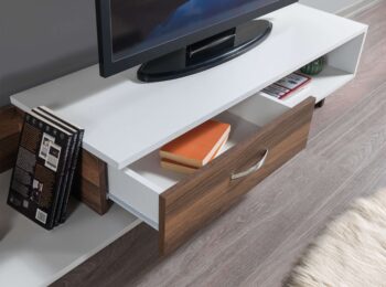 Predstavujeme WRAPS, TV stolík, ktorý prináša do vašej obývačky kombináciu moderného dizajnu a funkčnosti. Tento elegantný nábytok v spojení bielej a orechovej farby je navrhnutý tak, aby poskytoval estetické a praktické riešenie pre vaše multimediálne zariadenia a ďalšie potreby.Detailné špecifikácieTyp tovaru: TV stolíkMateriál: Kvalitná LTD s hrúbkou materiálu 18 mm, zaisťujúca odolnosť a dlhú životnosť.Rozmery: 161.8 x 30.6 x 39 cm, ideálny pre moderné obývacie priestory.Farba: Elegantná kombinácia bielej a orechovej, ktorá dodáva priestoru moderný a príjemný vzhľad.Vybavenie: Regálka a skrinka, poskytujúca dostatok úložného priestoru pre elektroniku, knihy alebo dekorácie.Dodatočné informácie: Produkt je dodávaný v demontovanom stave, čo uľahčuje transport a montáž.TV stolík WRAPS je ideálnou voľbou pre tých, ktorí hľadajú moderný a funkčný nábytok s elegantným vzhľadom. Jeho kombinácia bielej a orechovej farby a minimalistický dizajn prinášajú do vášho domova sviežosť a moderný štýl, zatiaľ čo poskytujú dostatok úložného priestoru pre všetky vaše potreby.