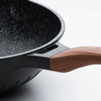 Kuchyňa bez woku je ako čína bez sójovej omáčky – nekompletná. Preto si ju doplňte wokom Basic s priemerom až 32 cm. Veľkému objemu sa potešíte hneď z viacerých dôvodov. Zmestí sa vám doň porcia jedla vhodná pre veľkú rodinnú večeru a ešte vám aj ostane čistý sporák. Širšie steny sa počas miešania starajú o to, aby vám z neho jedlo len tak ľahko nevypadlo. Praktické rúčky zas manipuláciu s ním uľahčia a jemná drážka na okraji pomôže pri podávaní omáčok či štiav. Wok má nepriľnavý povrch z teflónu, ktorý zvláda teploty až do 260 ⁰C. Ak chcete, aby sa ochranná vrstva na dne nepoškodila, používajte kuchynské náčinie z mäkkých materiálov (drevo alebo silikón). Vďaka feromagnetickým vlastnostiam woku je dno vhodné pre všetky typy varných dosiek.