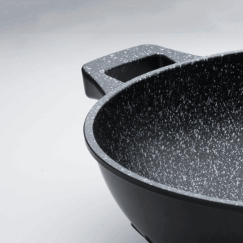 Kuchyňa bez woku je ako čína bez sójovej omáčky – nekompletná. Preto si ju doplňte wokom Basic s priemerom až 32 cm. Veľkému objemu sa potešíte hneď z viacerých dôvodov. Zmestí sa vám doň porcia jedla vhodná pre veľkú rodinnú večeru a ešte vám aj ostane čistý sporák. Širšie steny sa počas miešania starajú o to, aby vám z neho jedlo len tak ľahko nevypadlo. Praktické rúčky zas manipuláciu s ním uľahčia a jemná drážka na okraji pomôže pri podávaní omáčok či štiav. Wok má nepriľnavý povrch z teflónu, ktorý zvláda teploty až do 260 ⁰C. Ak chcete, aby sa ochranná vrstva na dne nepoškodila, používajte kuchynské náčinie z mäkkých materiálov (drevo alebo silikón). Vďaka feromagnetickým vlastnostiam woku je dno vhodné pre všetky typy varných dosiek.