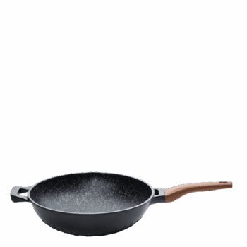 Kuchyňa bez woku je ako čína bez sójovej omáčky – nekompletná. Preto si ju doplňte wokom Basic s priemerom až 32 cm. Veľkému objemu sa potešíte hneď z viacerých dôvodov. Zmestí sa vám doň porcia jedla vhodná pre veľkú rodinnú večeru a ešte vám aj ostane čistý sporák. Širšie steny sa počas miešania starajú o to, aby vám z neho jedlo len tak ľahko nevypadlo. Praktické rúčky zas manipuláciu s ním uľahčia a jemná drážka na okraji pomôže pri podávaní omáčok či štiav. Wok má nepriľnavý povrch z teflónu, ktorý zvláda teploty až do 260 ⁰C. Ak chcete, aby sa ochranná vrstva na dne nepoškodila, používajte kuchynské náčinie z mäkkých materiálov (drevo alebo silikón). Vďaka feromagnetickým vlastnostiam woku je dno vhodné pre všetky typy varných dosiek.