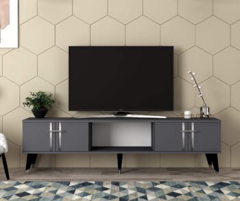 TV stolík YOKOHAMA - luxusný dizajn pre vašu obývaciu izbuTV stolík YOKOHAMA je dokonalou voľbou pre tých, ktorí hľadajú elegantný a funkčný kus nábytku do svojej obývačky. Tento stolík so svojim luxusným vzhľadom pridá vášmu interiéru sofistikovaný nádych a zároveň poskytne dostatok úložného priestoru.Vyrobený z kvalitného LTD materiálu s hrúbkou 18 mm, stolík YOKOHAMA je pevný a odolný. ponúka dostatok priestoru pre vaše multimediálne zariadenia a ďalšie potreby. otváranie a pridávajú stolíku moderný vzhľad.Hlavné vlastnosti produktu:Typ tovaru: TV stolíkVhodné do miestnosti: obývacia izbaMateriál: LTDRozmery: 49 x 140 x 30 cmFarba: antracit + striebornáVybavenie: skrinka a regálŠtýl: luxusnéPočet dvierok: 2Úchytky: plastDodatočné informácie: Dodávame v demonte, plastové nožičkyTV stolík YOKOHAMA je dodávaný v demontovanom stave, čo uľahčuje prepravu a montáž. Plastové nožičky zaisťujú stabilitu a chránia podlahu pred poškodením.