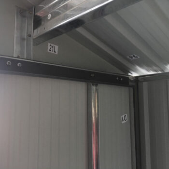 Konštrukcia a steny domčeka na náradie TOOLSTER 312x257x202 CM sú vyrobené z kvalitnej, pozinkovanej ocele v hrúbke 0,25 mm vo farbe antracit, ktorá je odolná voči korózii a zabezpečuje pevnosť a odolnosť celého domčeka. Výhodou domčeka sú praktické, posuvné dvere, ktoré šetria miesto…