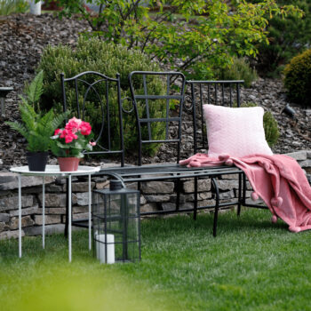 Predstavujeme vám záhradnú lavičku Zervia v elegantnej čiernej farbe, ktorá je ideálnym doplnkom pre vašu záhradu. Táto moderná lavička od značky KONDELA kombinuje štýlový dizajn s praktickosťou a pohodlím. Je vyrobená z kvalitného kovu, čo zaručuje jej dlhú…