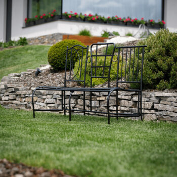 Predstavujeme vám záhradnú lavičku Zervia v elegantnej čiernej farbe, ktorá je ideálnym doplnkom pre vašu záhradu. Táto moderná lavička od značky KONDELA kombinuje štýlový dizajn s praktickosťou a pohodlím. Je vyrobená z kvalitného kovu, čo zaručuje jej dlhú…