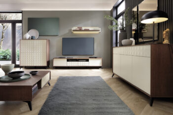 <p>Modernú obývaciu izbu ZOOM si môžete zakúpiť ako zostavu, ktorú tvorí (ŠxHxV): komoda (113,6x43x125 cm), komoda (166,7x43x88 cm), TV stolík (203x43x46,4 cm), polica s osvetlením (130x19x18 cm), zrkadlo (25x2x90 cm), zrkadlo (60x2x90 cm) a konferenčný stolík (100x100x33,6 cm). Kolekcia Zoom je…