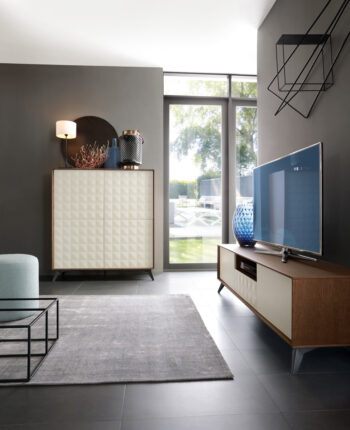 Modernú obývaciu izbu ZOOM si môžete zakúpiť ako zostavu, ktorú tvorí (ŠxHxV): komoda (113,6x43x125 cm), komoda (166,7x43x88 cm), TV stolík (203x43x46,4 cm), polica s osvetlením (130x19x18 cm), zrkadlo (25x2x90 cm), zrkadlo (60x2x90 cm) a konferenčný stolík (100x100x33,6 cm). Kolekcia Zoom je…
