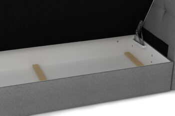Štýlová a elegantná posteľ ZORRA je v modernom prevedení. Patrí medzi boxspringové postele. Výrazným dizajnovým prvkom je jej čelo, ktoré tiež ochráni vašu stenu pred oderom.Posteľ je čalúnená. Použité sú kvalitné látky COSMIC 160 a COSMIC 10. Disponuje praktickým úložným priestorom. Súčasťou postele je bonellový matrac. Pre väčší komfort si môžete dokúpiť praktický vrchný krycí matrac TOPPER (viď. doporučené produkty).Rozmery (š,v,h): 185 x 105 x 208 cm.  Výška čela postele: 105 cm. Výška spacej plochy: 47 cm. Spacia plocha: 180 x 200 cm.V našej ponuke nájdete aj ďalšie prevedenia a rozmery postelí ZORRA.Dodávame v demontovanom stave.