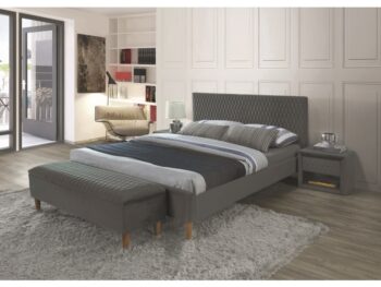 Štýlová a elegantná posteľ ZORRO, patrí medzi moderné manželské postele. Je vhodná do menších spální. Ponúka spaciu plochu 140 x 200 cm. Výrazným dizajnovým prvkom tejto postele je jej čelo, ktoré tiež ochráni vašu stenu pred oderom.Posteľ je čalúnená. Použitá je kvalitná látka Bluvel 14, v šedej farbe. Elegantné nožičky sú vyrobené z dreva, vo farbe dub.V cene postele je laminátový rošt.Matrac nie je v cene postele. Je potrebné si ho dokúpiť o veľkosti 140 x 200 cm.Výška zadného čela postele: 96 cm. Výška predného čela postele: 36 cm.Celkové rozmery postele (š,v,d): 145 x 96 x 206 cm.Dodávame v demontovanom stave.