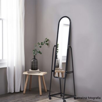 Svojím dizajnom každého očarí stojanové zrkadlo na kolieskach DUMAS. Rozmery zrkadla sú (ŠxV): 31x160 cm. Tvoria ho kovový stojan a plastový rám. Farebné prevedenie je v bielej farbe, čo zrkadlu dodáva eleganciu. Vďaka tomu, že je na kolieskach je manipulácia s ním jednoduchá. Dodávané je v demonte.