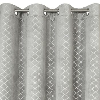 Zamatový jednofarebný záves s geometrickým motívom sivej farby 140 x 250 cm