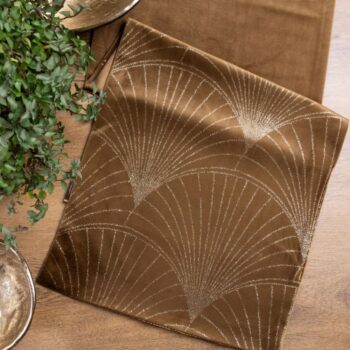 Zamatový stredový obrus s lesklou potlačou hnedej farby Šírka: 35 cm | Dĺžka: 180 cm