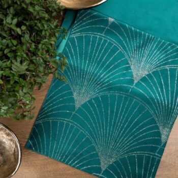 Zamatový stredový obrus s lesklou potlačou tyrkysovej farby Šírka: 35 cm | Dĺžka: 140 cm