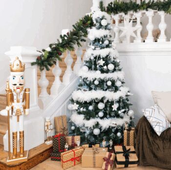 Zasnežený vianočný stromček s jarabinou 220 cm