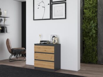 Komoda WALMA M3 v modernom dizajne je vhodná do každého interiéru, pretože v sebe spája jednoduchosť a eleganciu. Určite oceníte aj tri praktické zásuvky, kde si môžete uložiť dokumenty, oblečenie alebo iné potrebné veci. Komoda je vyrobená z kvalitnej LTD dosky, ktorá je nenáročná na údržbu a odolná voči poškriabaniu. Hrany sú chránené ABS páskou. Komoda má bezúchytový systém otvárania, takže Vám v priestore nebudú zavadziať žiadne úchyty a zároveň to posilní jej moderný dizajn.Rozmery (ŠxVxH) : 70 x 77 x 40 cmFarebné prevedenie : antracit/ dub artisanDodávame v demonte.