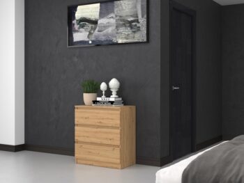 Komoda WALMA M3 v modernom dizajne je vhodná do každého interiéru, pretože v sebe spája jednoduchosť a eleganciu. Určite oceníte aj tri praktické zásuvky, kde si môžete uložiť dokumenty, oblečenie alebo iné potrebné veci. Komoda je vyrobená z kvalitnej LTD dosky, ktorá je nenáročná na údržbu a odolná voči poškriabaniu. Hrany sú chránené ABS páskou. Komoda má bezúchytový systém otvárania, takže Vám v priestore nebudú zavadziať žiadne úchyty a zároveň to posilní jej moderný dizajn.Rozmery (ŠxVxH) : 70 x 77 x 40 cmFarebné prevedenie : dub artisanDodávame v demonte.